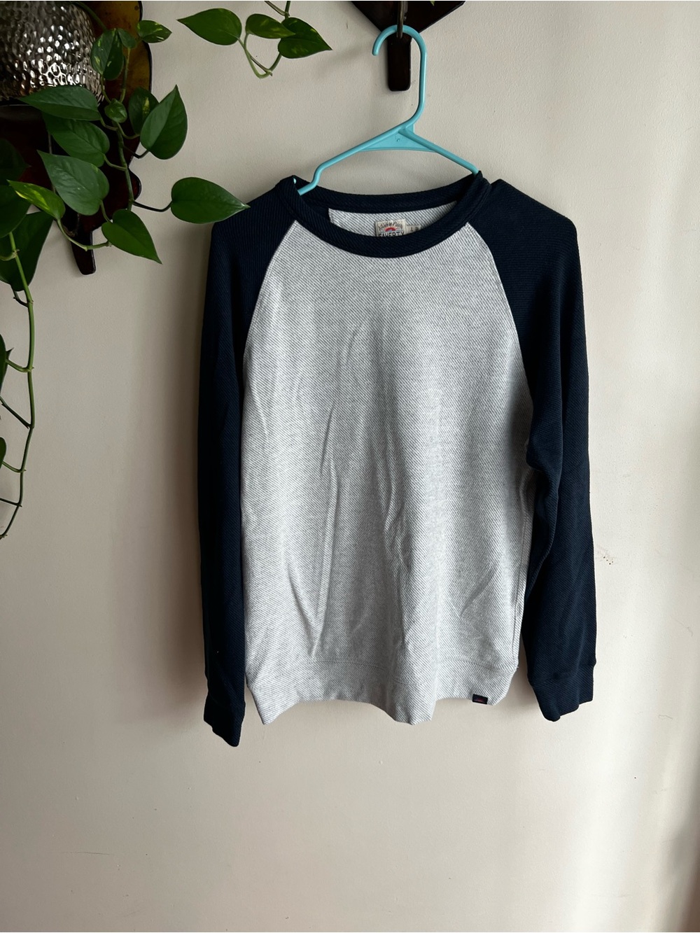 Faherty Brand Legend Gray & Navy Twill Baseball Sweater Men’s Size Small